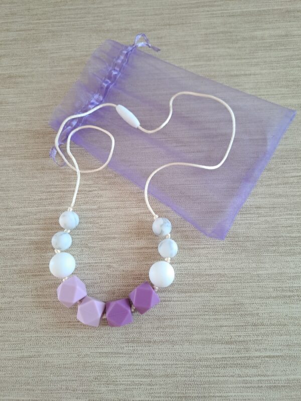 1-23 (1) Collier d'allaitement, de portage et de dentition.