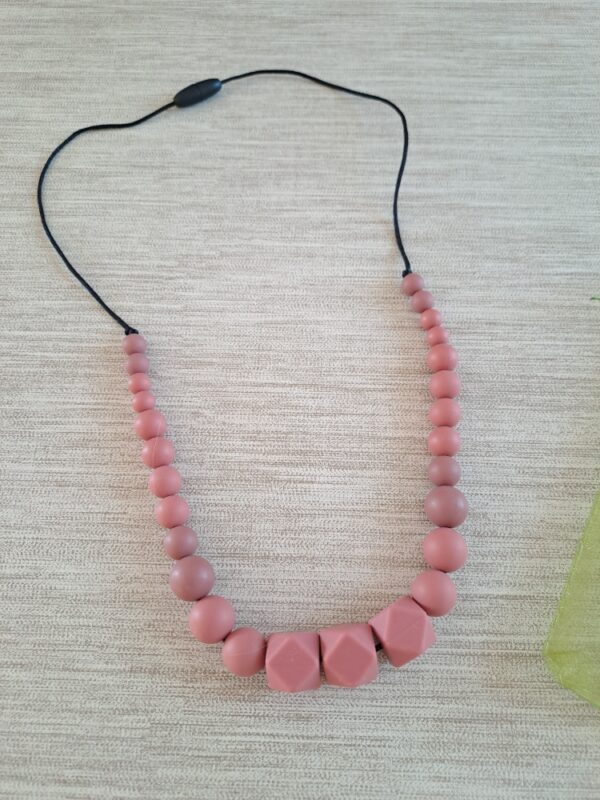 1-38 (2) Collier d'allaitement, de portage et de dentition.